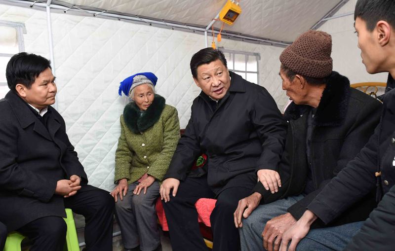 2015年1月19日，习近平总书记来到云南鲁甸县小寨镇甘家寨红旗社区过渡安置点，看望受灾群众甘正芬和她的老伴儿邹体富。